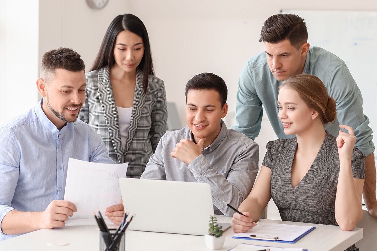 英国大学的计算机科学专业除了学习软件和软件系统的理论知识，还要学习如何设计、开发以及如何运用这些技术去解决，课程涵盖了计算机理论以及生产实践的各个方面，从传统的信息技术、软件工程到跨学科领域的健康医疗大数据等都有涉及，计算机科学与信息技术产业的发展一直非常受英国政府高度重视，而且随着互联网的发展，就业机会、薪资水平都非常有吸引力。