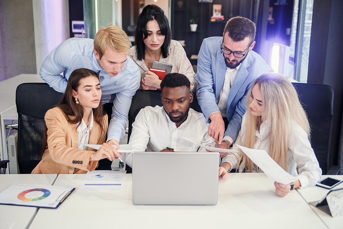 马来西亚拥有完善的教育体系，商科课程设置非常全面和深入，涵盖了商业理论、管理、金融、市场营销等多个领域，让学生能够获得全面的商业知识和技能。另外，马来西亚的官方语言是英语，在马来西亚学习商科可以让学生更好地掌握英语，并了解和适应国际商业环境。相对于其他留学目的地，马来西亚的学费和生活费用相对较低，使得更多的学生有机会接受高质量的教育。