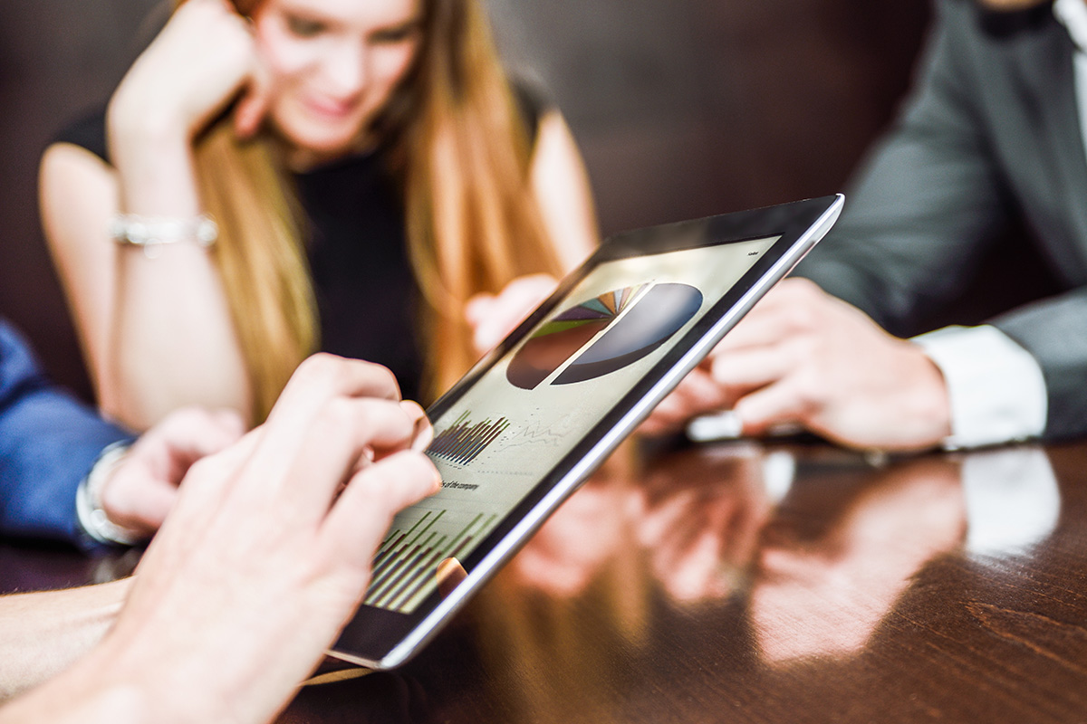 新加坡作为亚洲的金融中心，一直占有自己的地位，全世界300多家知名银行在新加坡设有分行，如今在全球化时代，全球金融市场快速扩张，优秀金融人才的普遍匮乏。金融服务行业是新加坡经济的重要支柱之一，相关的工作种类繁多，在这样一个成熟的商业环境里留学，不仅是学历上的提高，更得到宝贵机会和历练。