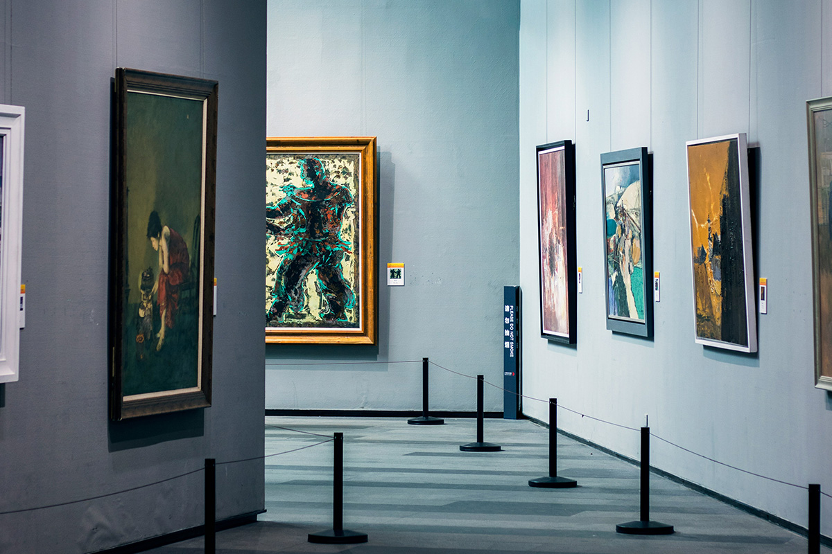 澳洲申请设计的本科课程不需要学生有太多的专业基础，学校更看重的是艺术的创意和灵感。和英美留学相反，澳洲的艺术设计类本科的专业申请很少被要求面试，开设的艺术设计类的专业课程多达26个方向，各专业从本科涵盖到博士，课程设置注重实践，且学校和各行业联系紧密，学生可以接触到行业内最前沿的趋势发展。