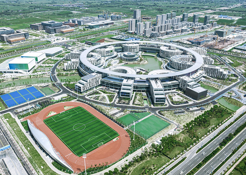 西交利物浦大学是经中国教育部批准，由西安交通大学和英国利物浦大学合作创立的，具有独立法人资格和鲜明特色的新型国际大学。她是中国目前规模最大的中外合作大学，以理工管起步，强强合作，拥有中华人民共和国学士学位和英国利物浦大学学位授予权。