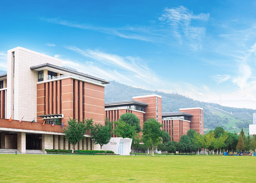 温州肯恩大学是浙江省和美国新泽西州友好省州合作项目，是一所具有独立法人资格的中美合作大学。2011年11月16日，国家教育部批准温州大学与美国肯恩大学合作筹备设立温州肯恩大学。2014年3月31日，国家教育部批准正式设立温州肯恩大学。学校实行理事会领导下的校长负责制，由中美双方共同组成的理事会是学校最高决策机构。