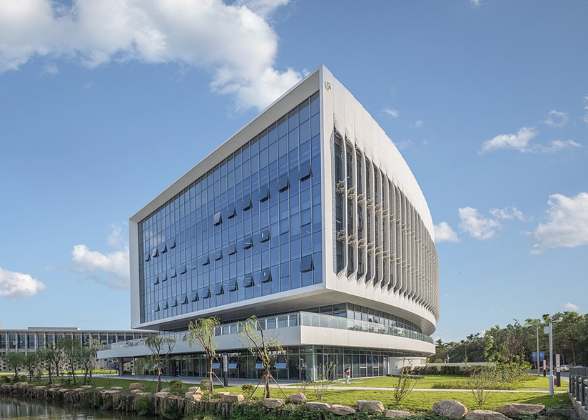 宁波诺丁汉大学于2004年经教育部批准成立，是中国第一所具有独立校园、独立法人资格的中外合作大学，也是英国诺丁汉大学全球教育体系的重要成员之一。学校致力于培养立足中国、具有国际化视野且能胜任未来的创新型高级人才，面向国内外招收本科生、硕士研究生和博士研究生，注册学生人数9000多名，来自世界上70多个国家和地区。