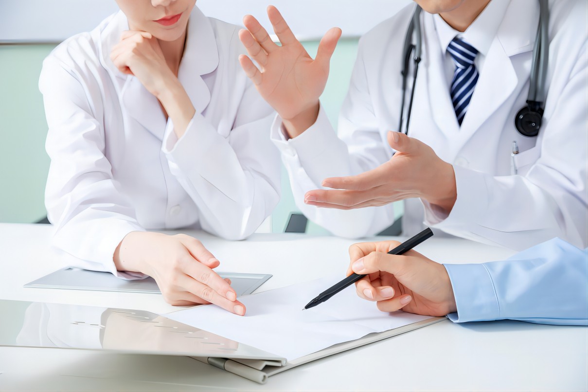 澳门有着一流的医学教育和医疗设施，能够提供全面的医学教育和培训。此外，澳门的医疗机构拥有先进的医疗设施和技术，能够提供高水平的医疗服务，使得医学留学生在学习过程中就能够接触到最前沿的医学技术和实践，澳门的医学专业毕业生就业前景也非常好，毕业生可以在澳门的医疗机构或者内地的医学领域就业。